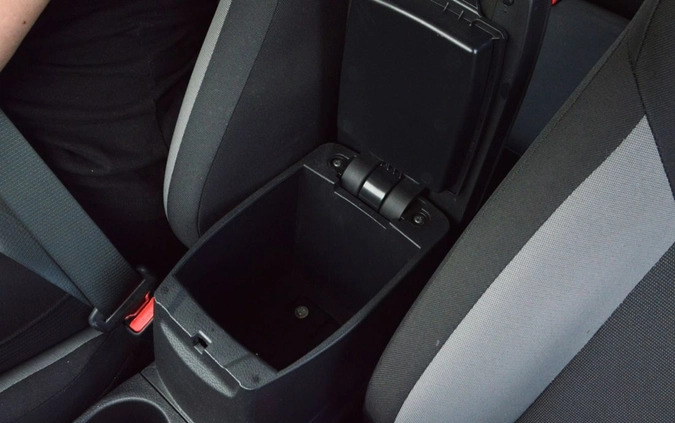 Toyota Auris cena 39900 przebieg: 125000, rok produkcji 2018 z Piastów małe 326